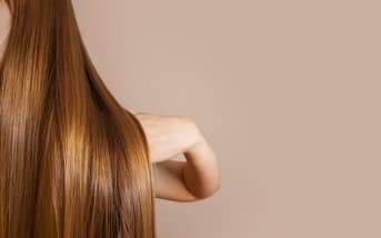 Poudres ayurvédiques ou shampoings classiques : quelle routine adopter ?
