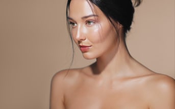 Poolside skin: tutto quello che c’è da sapere di questo trend
