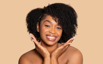 Révélez vos cheveux naturels : les clés d’une transition réussie