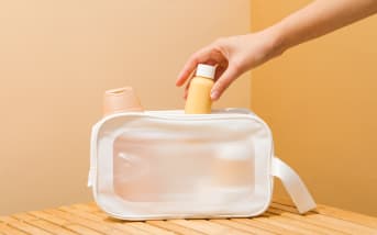 Ponts de mai : les essentiels à glisser dans sa trousse de toilette le temps d’un week-end