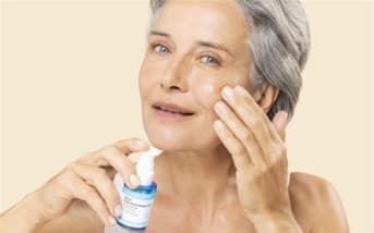 Ce sérum à l’acide hyaluronique aux 15000 avis positifs hydrate profondément toutes les couches de la peau, et ça change tout ! Fini la peau qui tiraille