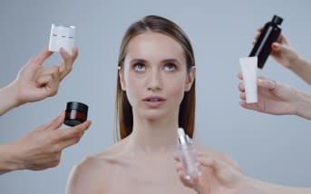 Crèmes, sérums, masques, brumes : et si vous en faisiez trop ?