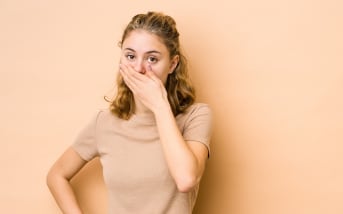 Langue blanche : comprendre le lien avec le foie ou l’estomac