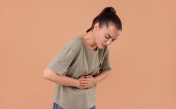Mal à l’estomac : que faire pour se soulager naturellement ?