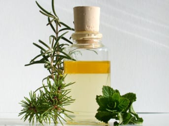 Lotion biphasée au romarin antipelliculaire