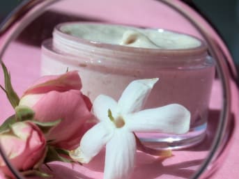 Crème de gommage visage au jasmin & rose