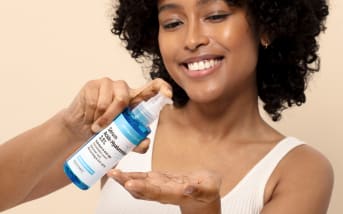 “Je suis à mon 10e flacon de sérum à l'acide hyaluronique Aroma-Zone” : pourquoi ce sérum anti-âge a-t-il autant de succès ?