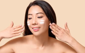 Peau grasse et soleil : faut-il vraiment dire adieu à la crème hydratante ?