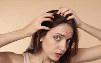 Vos cheveux tombent par poignée ? Voici les meilleurs produits Aroma-Zone pour limiter la chute