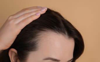 Diradamento capelli: cause, benefici e soluzioni naturali