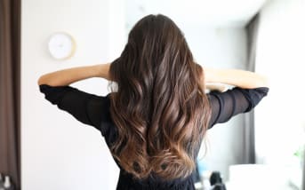 On parle trop peu de cette huile, pourtant elle favorise la pousse et renforce la fibre capillaire