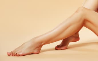 Pieds qui sentent mauvais : causes et astuces naturelles