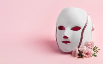 Masques LED, huiles illuminatrices : l’éclat version lumière naturelle ou technologique