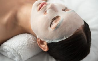 Masque tissu maison : 4 recettes express à tester selon l’état de votre peau