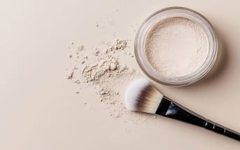 Tous les produits naturels et astuces pour un maquillage qui tient toute la journée
