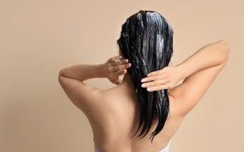 Pleine lune et cheveux : et si c’était l’occasion de prendre soin de soi ?