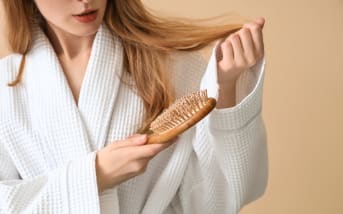 Chute de cheveux en septembre : ce que votre corps essaie de vous dire