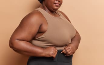 Cellulite sur les bras : comment la faire disparaître naturellement ?