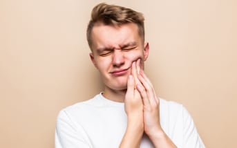 Dent de sagesse qui pousse : quels signes reconnaître et que faire ?