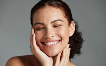 Le rituel beauté à adopter 3 jours avant Noël pour un glow naturel, sans maquillage