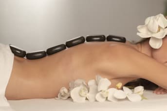 Profitez d'un véritable moment de relaxation avec un massage aux pierres chaudes