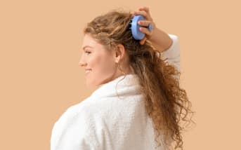 Ce geste tout simple redonne vie aux cheveux secs et fatigués