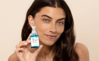 Hydratation lumière : ces soins riches en eau qui réveillent l’éclat de la peau