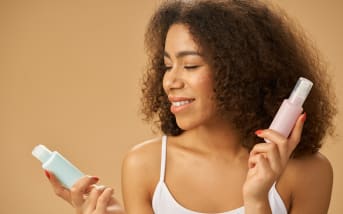 Scrunching cheveux : les étapes pour réussir sa routine