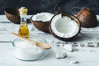 3 recettes de masques capillaires à base d'huile de coco pour cheveux bouclés