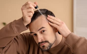 Chute de cheveux : ce sérum Aroma-Zone freine la perte dès la racine, et ça fonctionne sur 100 % des testeurs*