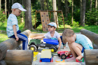Les jeux en plein air : Encourager le développement sain des enfants au contact de la nature