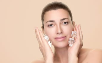 Cryo beauté : mettre de la glace sur son visage chaque matin, efficace ou effet de mode ?