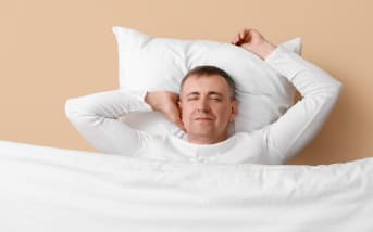 Nuit d’été apaisée : comment retrouver le sommeil après un repas copieux ou apéro