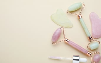 Gua sha, rouleau de jade : le rituel de nettoyage qu’on néglige (et qui peut tout changer pour ta peau)
