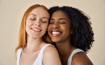 Acide hyaluronique + protéines de soie sur cheveux mouillés : le duo surprenant pour un résultat tout doux !