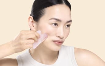 Vous utilisez un gua-sha ? Ces huiles naturelles anti-âge vont décupler ses effets !