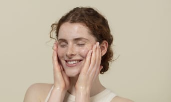 Pori della pelle: cause, cure e soluzioni naturali