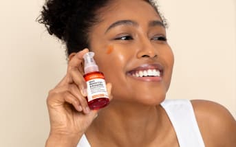 Lumière bleue et peau : comment s'en protéger ?