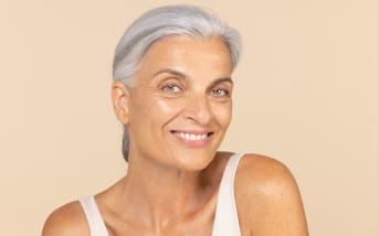 Ripigmentare i capelli bianchi: possibili rimedi e soluzioni