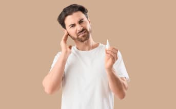 Oreille qui siffle : causes et solutions naturelles pour vous soulager efficacement
