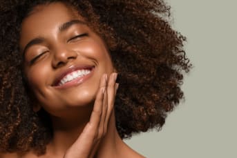 Pourquoi votre peau est parfaite chez vous… puis semble changer dès que vous arrivez au bureau ?
