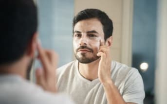 Pourquoi les hommes devraient aussi adapter leur routine beauté en hiver ?