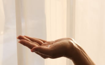 Toutes les alternatives naturelles au démaquillant waterproof pour votre peau