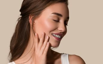 Vous cherchez un anti-âge efficace ? Commencez par ce geste chaque matin