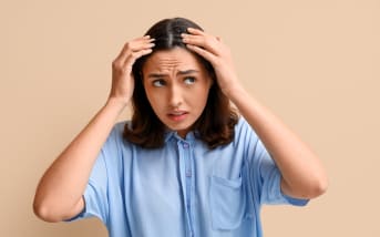 Cheveux gras l’été ? Ces erreurs que vous faites sans le savoir