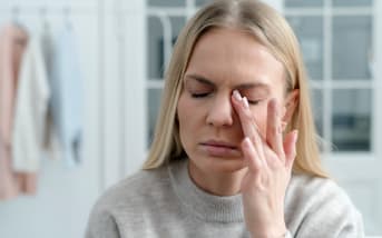 Regard fatigué ? Ces 3 soins offrent un résultat visible dès la première application