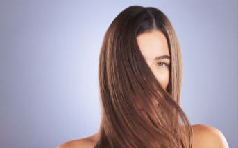 Cheveux colorés, végétalisés : comment prolonger l’éclat sans chimie grâce aux plantes lavantes