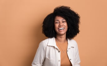 Shrinkage extrême et volume compact : les secrets de soin des cheveux texturés 4C