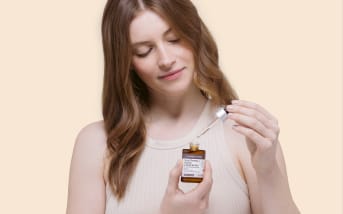 Le secret des cheveux plus denses à la rentrée ? Ce sérum best-seller anti-chute