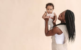 Coliques du bébé allaité : quelles spécificités pour les soulager ?